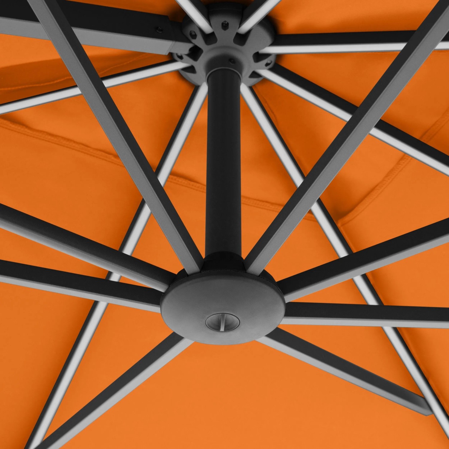 Orange Ampelschirm-Unterseite: stabiles, dunkles Aluminiumgestell, Polyesterbespannung. Detail der Kurbelmechanik.
