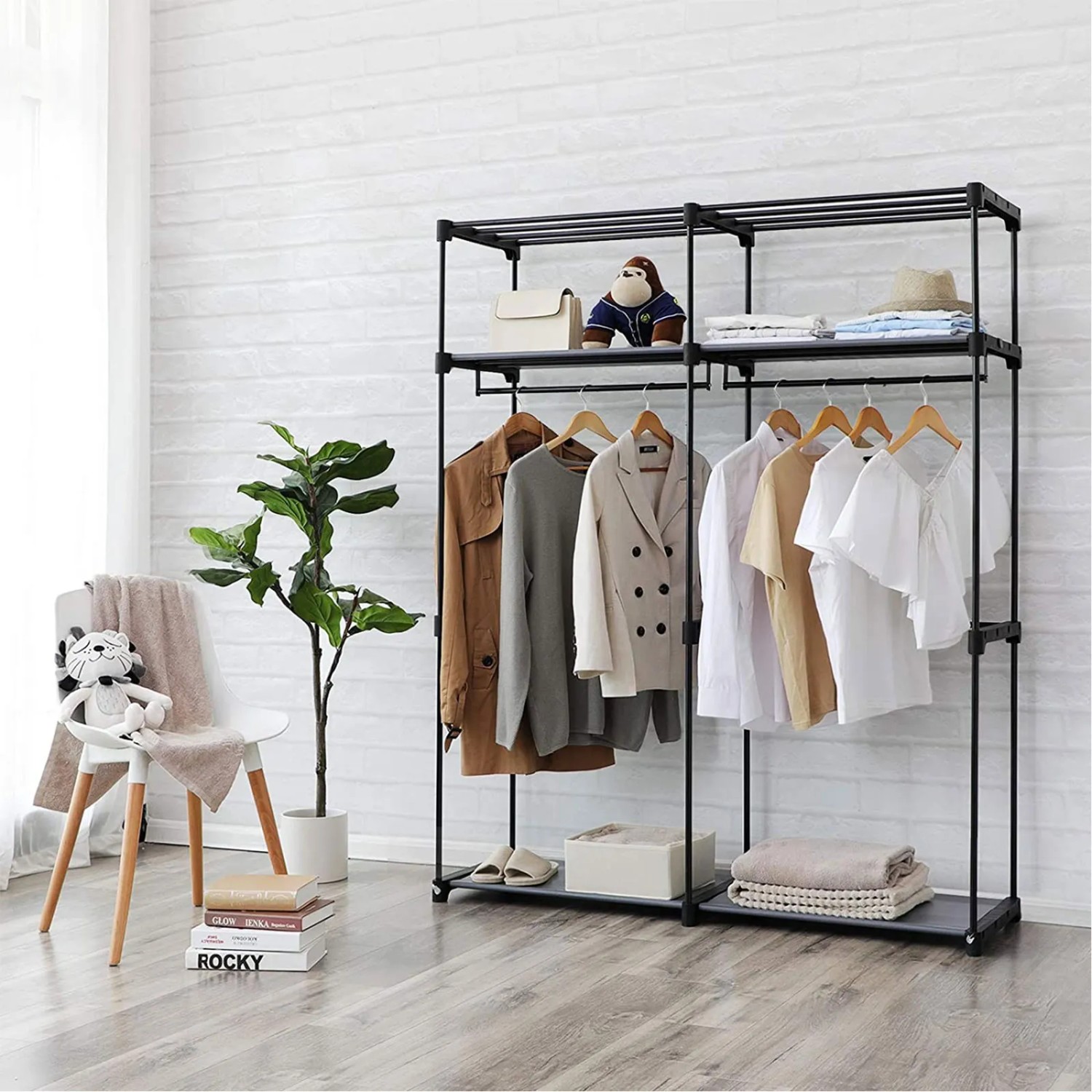Schwarzer Songmics Stoffschrank (140x43x174 cm) mit Kleidung und Ablagefächern.
