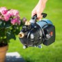 Gartenpumpe 800 W GP 3200 für Bewässerung, im Garten von einer Person getragen.