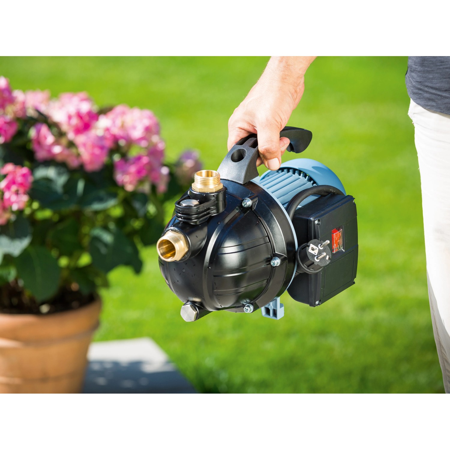 Gartenpumpe 800 W GP 3200 für Bewässerung, im Garten von einer Person getragen.