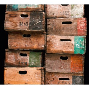 Bricoflor Vintage Tapete: Selbstklebendes Tapetenpanel mit Holzkisten Design in Beige.