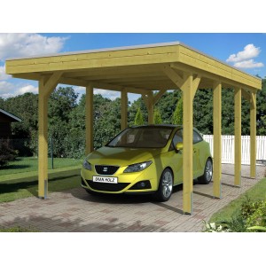 Skan Holz Carport Friesland mit EPDM Dachbahn und gelbem Auto darunter.