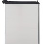 Curver Deco Slim Mülleimer, 40 l, Silber metallic mit Pedal und geöffnetem Deckel.