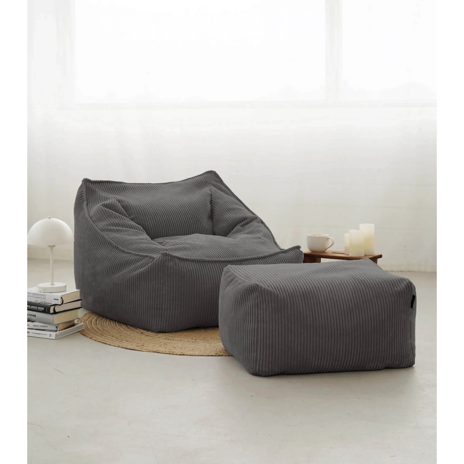 Anthrazitfarbener Cord Sitzsack Sessel mit Hocker 'Der Lümmel' von mokebo.