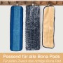 Drei verschiedene Bona Reinigungspads für den Premium Spray Mop, hängend an einer Holzleiste.