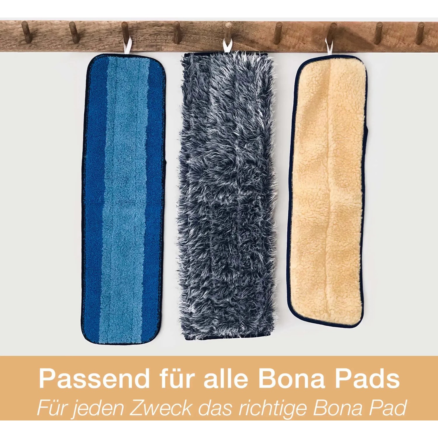 Drei verschiedene Bona Reinigungspads für den Premium Spray Mop, hängend an einer Holzleiste.