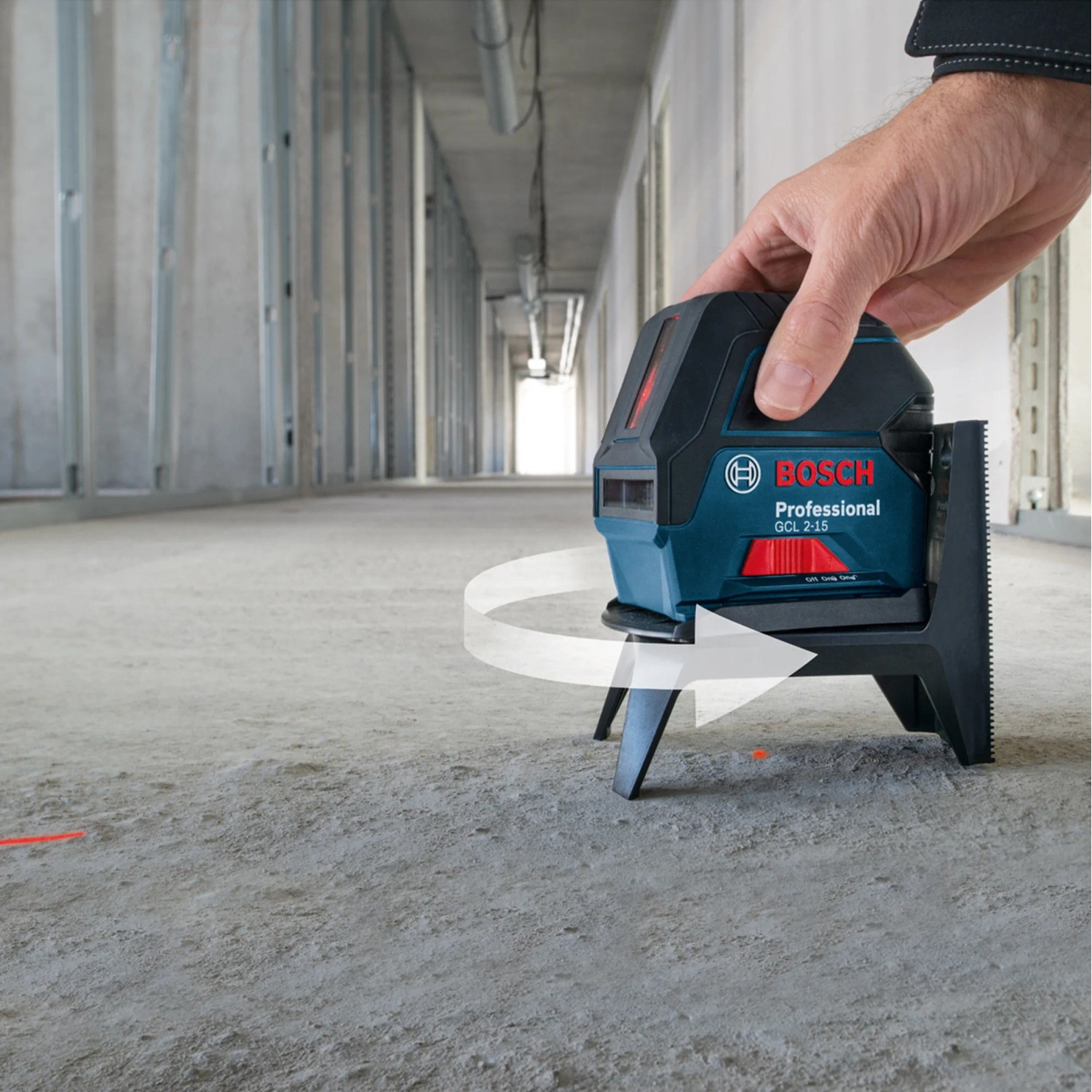 Bosch Professional GCL 2-15 Linienlaser mit Drehfunktion auf Baustelle.