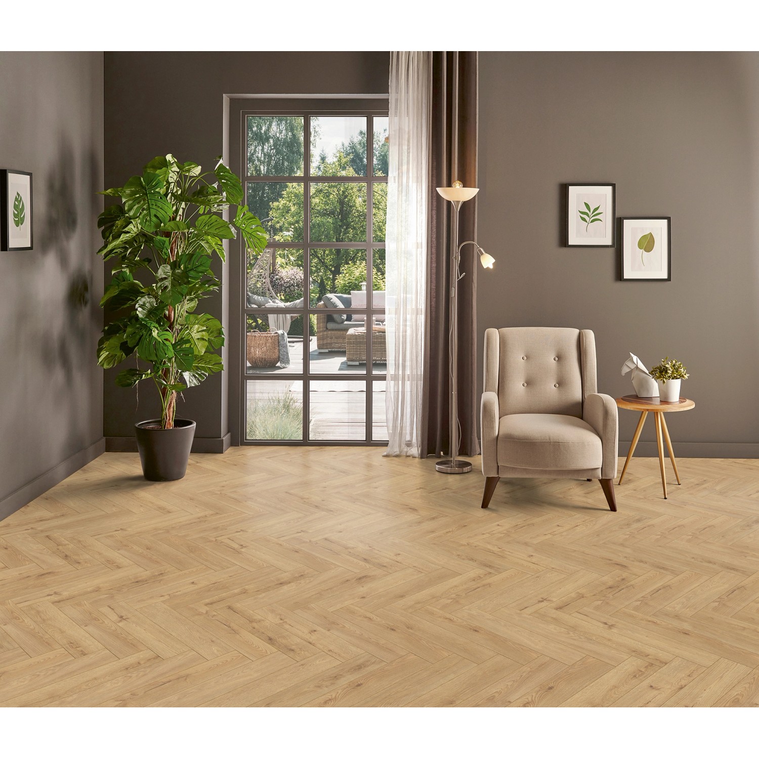 Wohnraum mit Kaindl Laminat Masterfloor Herringbone Eiche Eddinburgh im Fischgrätmuster.