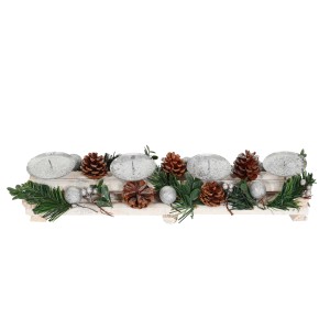 Silbernes Adventsgesteck mit 4 Kerzenhaltern, Tannenzweigen, Kugeln und Zapfen als Weihnachtsdekoration.
