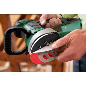 Bosch Exzenterschleifer PEX 400 AE beim Schleifpapierwechsel. Schleifmaschine mit Micro-Filtersystem.