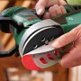 Bosch Exzenterschleifer PEX 400 AE beim Schleifpapierwechsel. Schleifmaschine mit Micro-Filtersystem.