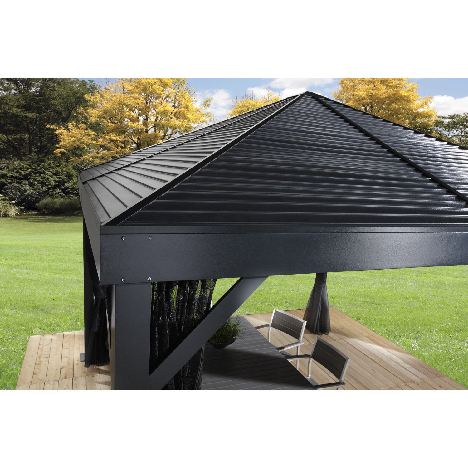 Anthrazitfarbener Sojag Pavillon South Beach 12x12 mit Spitzdach und Moskitonetzen.