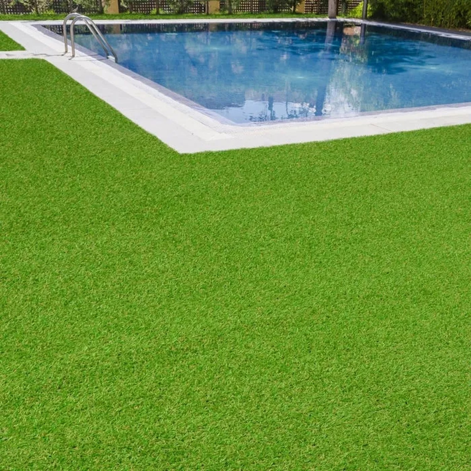 Kunstrasen Riviera 14mm am Pool: UV-beständiger, grüner Rasenteppich für Balkon & Terrasse.