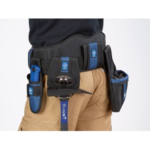 LUX Nylon-Gürtel Comfort mit Werkzeugtaschen und Hammerhalter, getragen an einer Person.