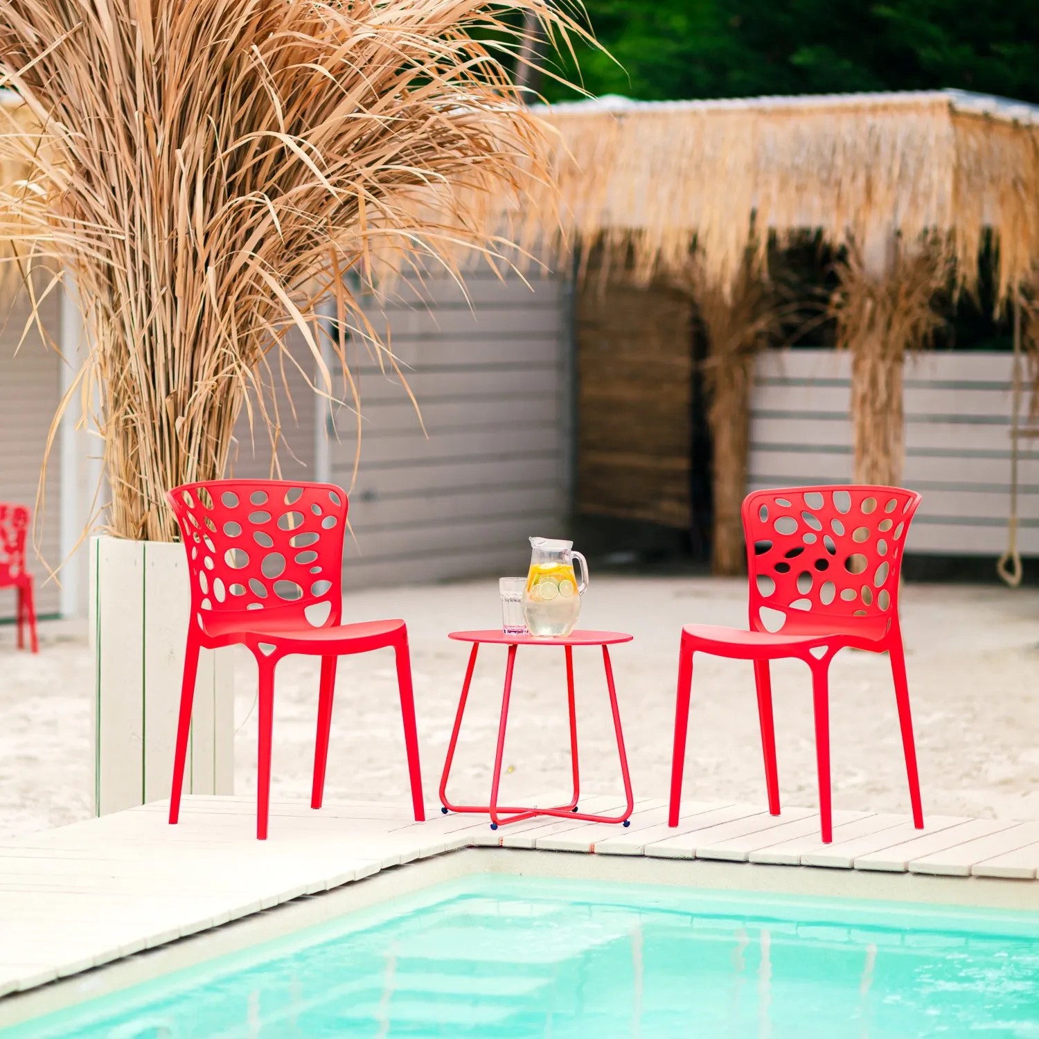 Homestyle4u Gartenstuhl 2er Set rot am Pool. Moderne, rote Gartenstühle aus Kunststoff mit Lochmuster.