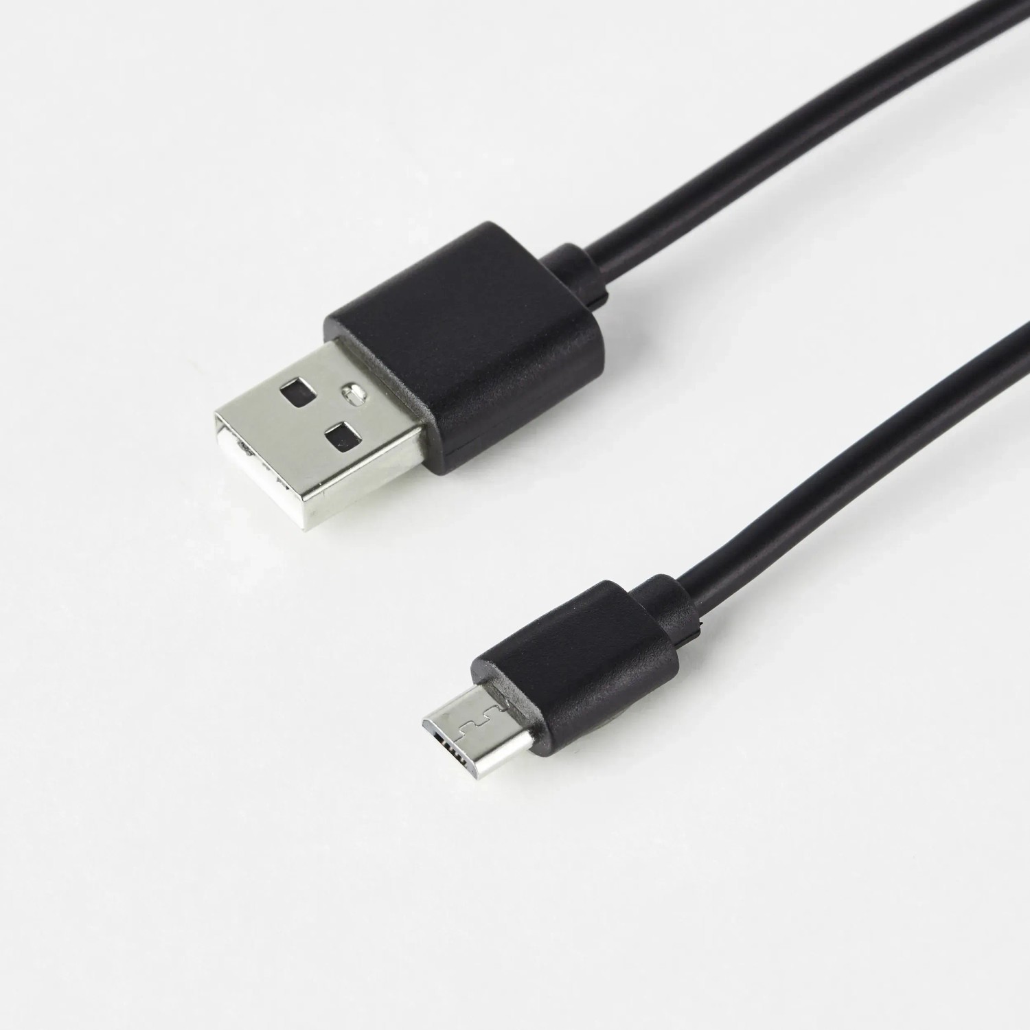 Schwarzes USB-Ladekabel für Brilliant Akku-Tischleuchte Jona.