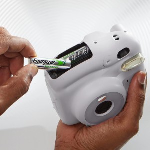 Energizer Power Plus AA Akku wird in eine Kamera eingesetzt.