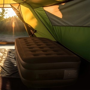 Schwarzes Juskys Luftbett Sapri M im Zelt, ideal für Camping und Gäste. Bequeme Luftmatratze für eine Person.