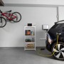 Silbernes Schwerlastregal aus verzinktem Stahl mit 4 MDF-Böden in einer Garage. Bietet Stauraum für Werkzeug.
