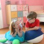 Kinder spielen mit Westmann Pool Buddy Wal (blau) und Schildkröte im Innenbereich.