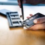 LUX Smartphone-Reparatur-Set (26-teilig) bei der Reparatur eines Handys.