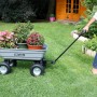 Grauer Haemmerlin Gartenwagen 4x4 mit Blumen im Garten.
