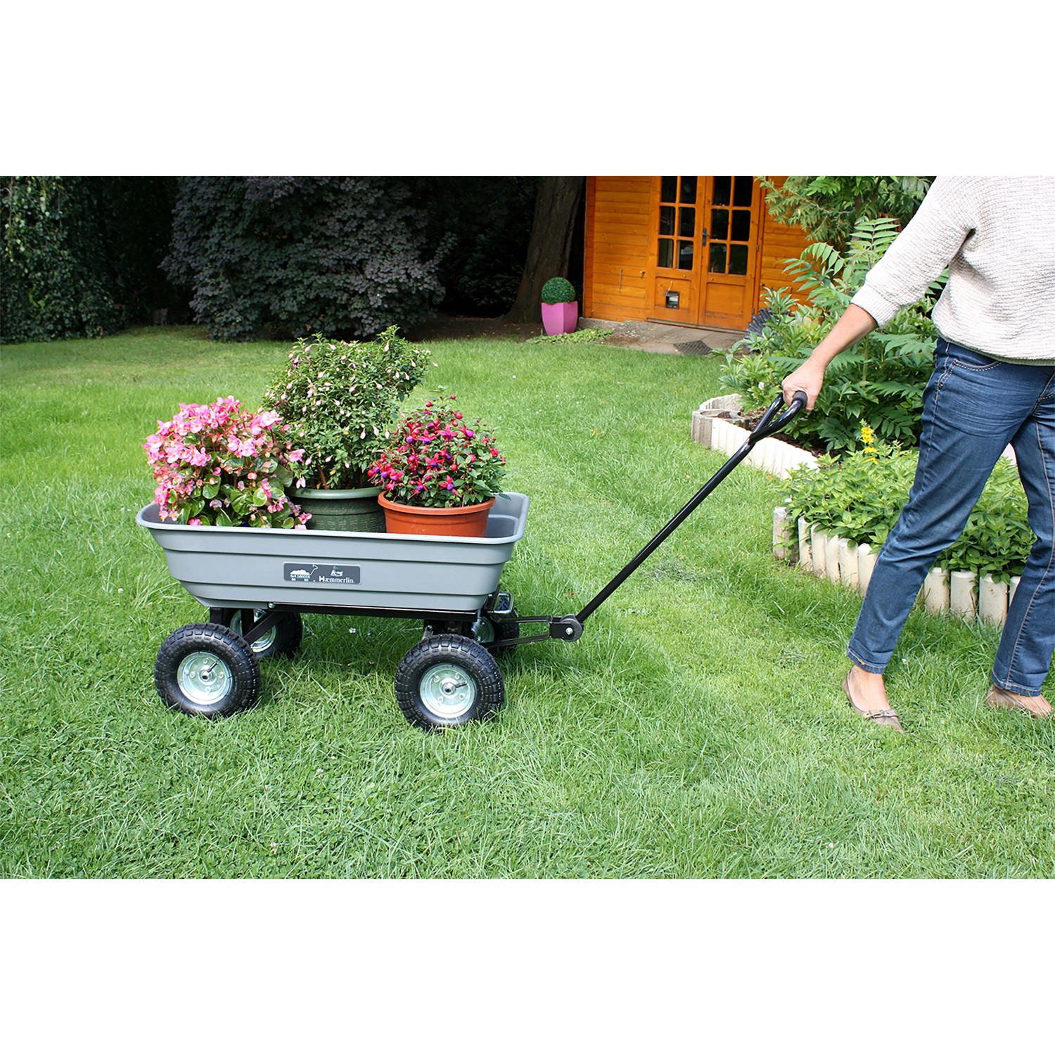 Grauer Haemmerlin Gartenwagen 4x4 mit Blumen im Garten.