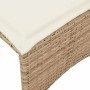 Detailaufnahme: Beige Garten-Sofagarnitur aus Rattan mit cremefarbenem Kissen.