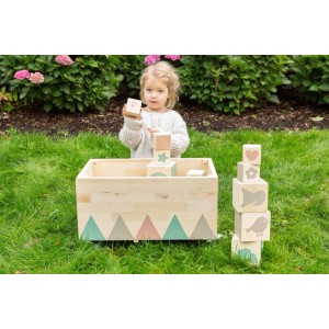 MUDDY BUDDY Spieltruhe mit Holz-Spielwürfeln Treasure Hunter Natur und spielendem Kind.
