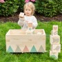 MUDDY BUDDY Spieltruhe mit Holz-Spielwürfeln Treasure Hunter Natur und spielendem Kind.