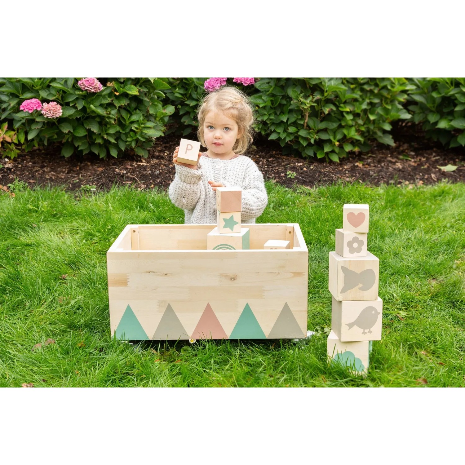 MUDDY BUDDY Spieltruhe mit Holz-Spielwürfeln Treasure Hunter Natur und spielendem Kind.
