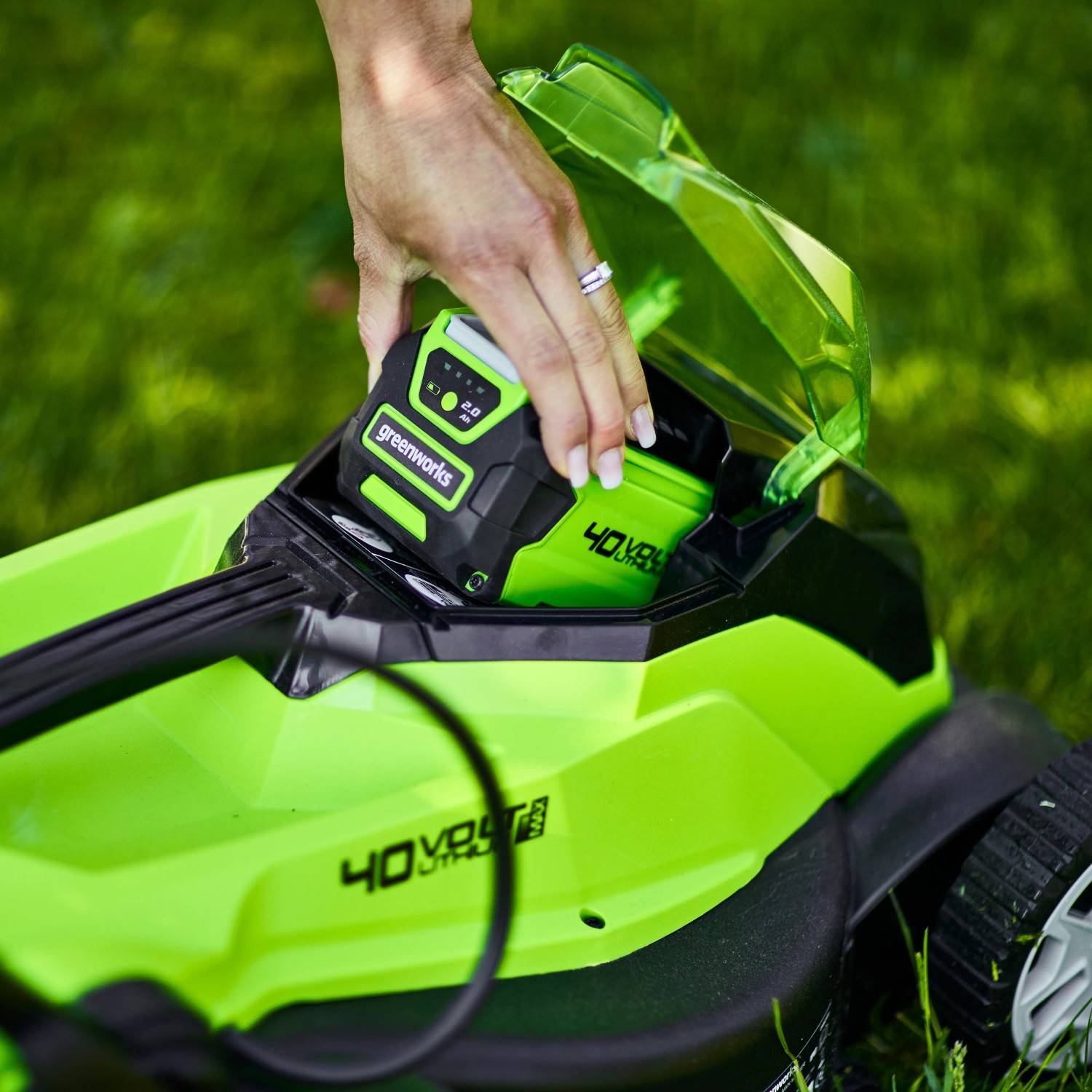 Greenworks Akku-Rasenmäher: Detailaufnahme des eingesetzten 40V Akkus.