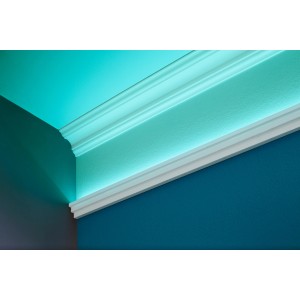 Weiße Lichtleiste Kristine (60x30x2000 mm) mit indirekter Beleuchtung an Wand und Decke.