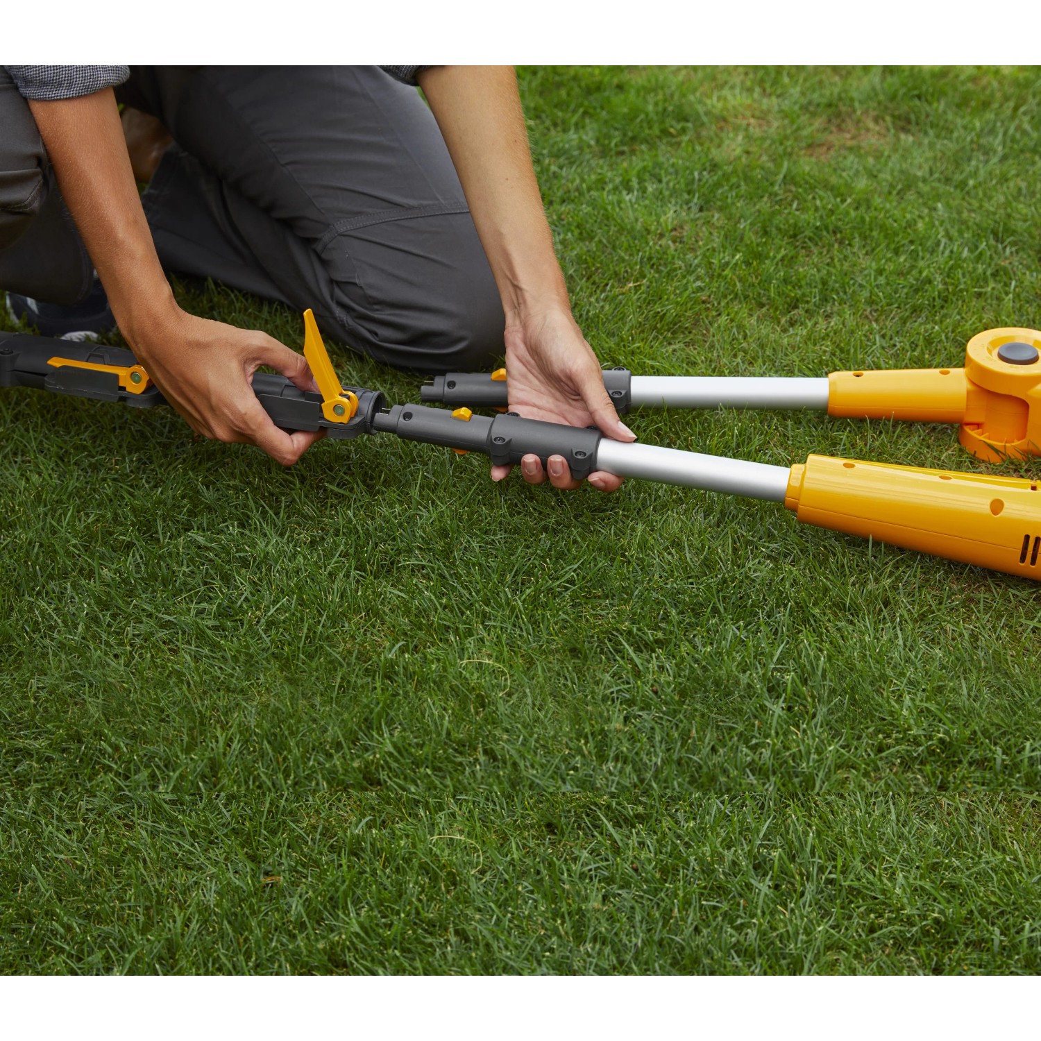 Stiga Akku-Multitool MT 100e: Heckenscheren- und Hochentaster-Aufsatz wird montiert.