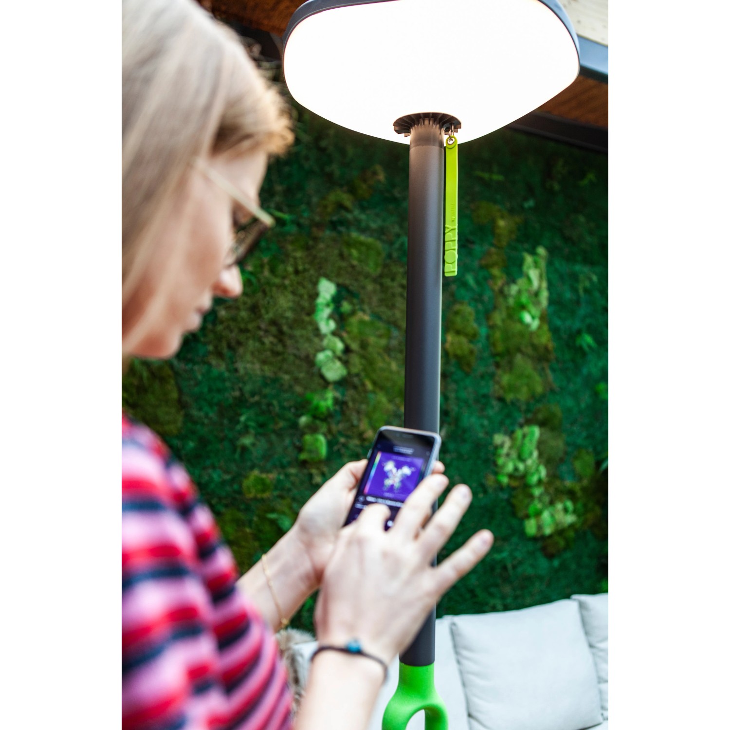 Lutec LED Solar Stehleuchte Poppy, anthrazit-grün, mit Bluetooth-Verbindung und warmweisem Licht.