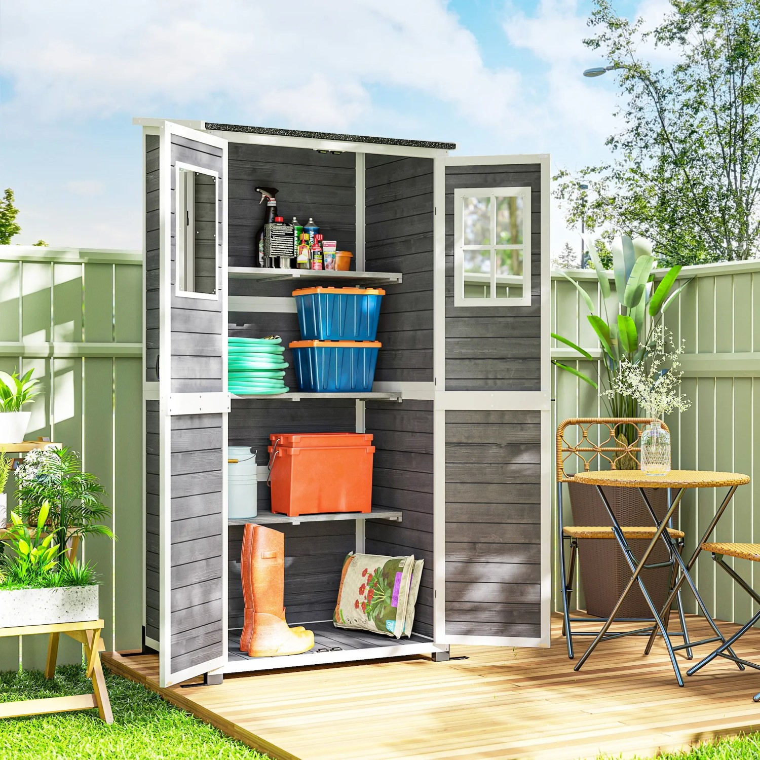 Offener, hellgrauer Outsunny Gartenschrank aus Tannenholz mit Regalen für Gartengeräte.