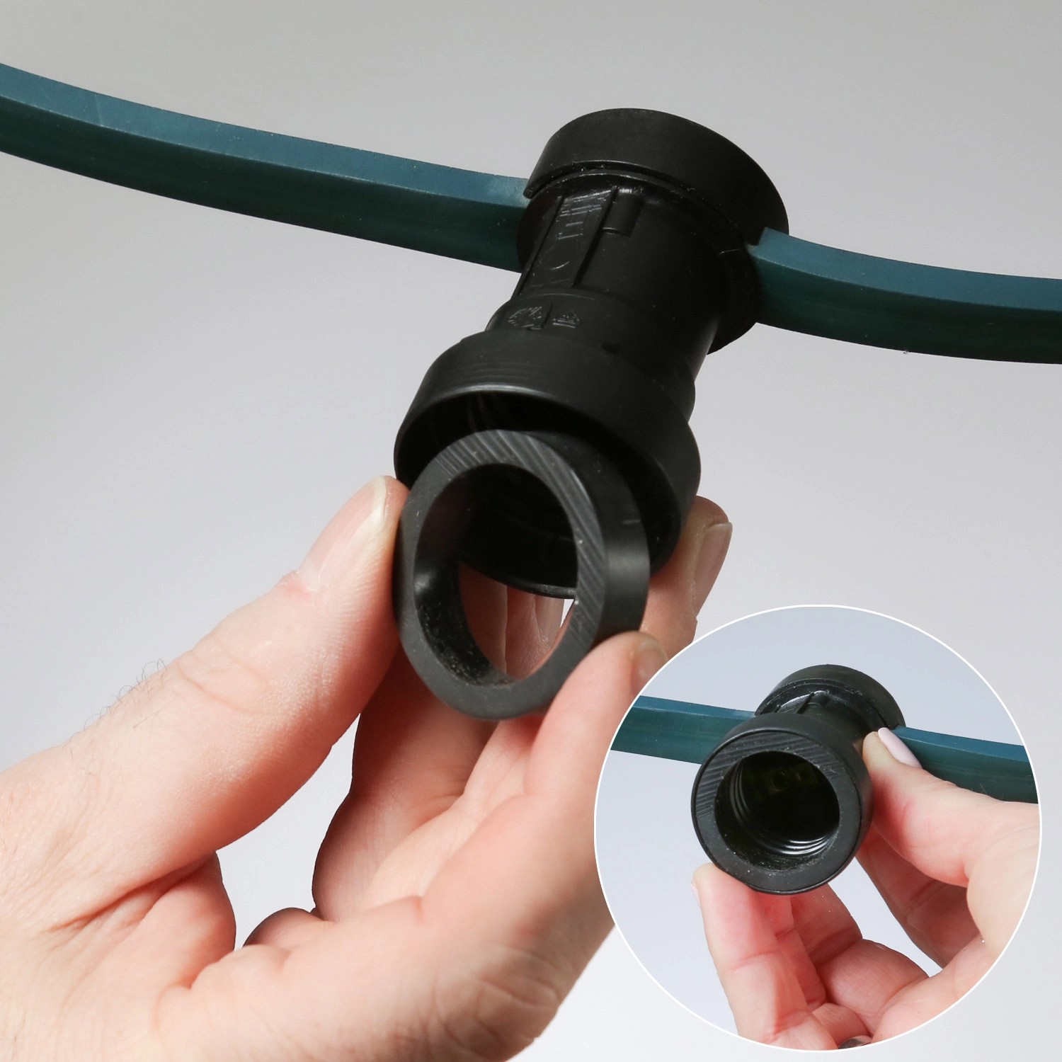 Detailaufnahme einer Fassung der Satisfire Illu-Partylichterkette mit Dichtungsring in der Hand.