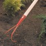 Grubber mit Stiel (140 cm) zur Bodenbearbeitung im Garten. Das Gartengerät hat drei Zinken aus Stahl.