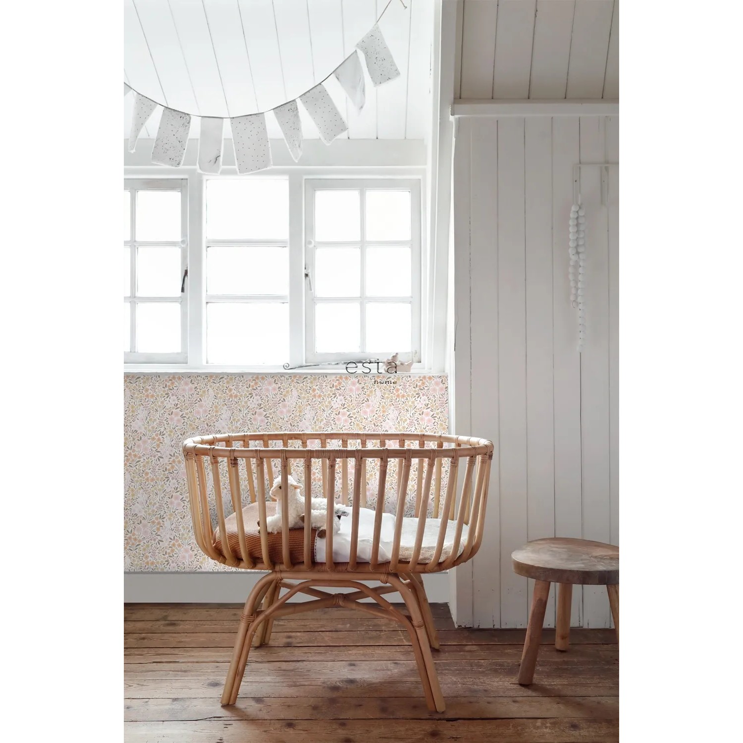 ESTAhome Vliestapete mit hellrosa-beigem Blumenmuster. Dekorative Tapete für Kinderzimmer, 53 cm x 10.05 m.