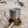 Petromax Kochbecher Stahl 750 ml auf Campingkocher mit Holzfeuer. Ideal für Outdoor-Abenteuer.