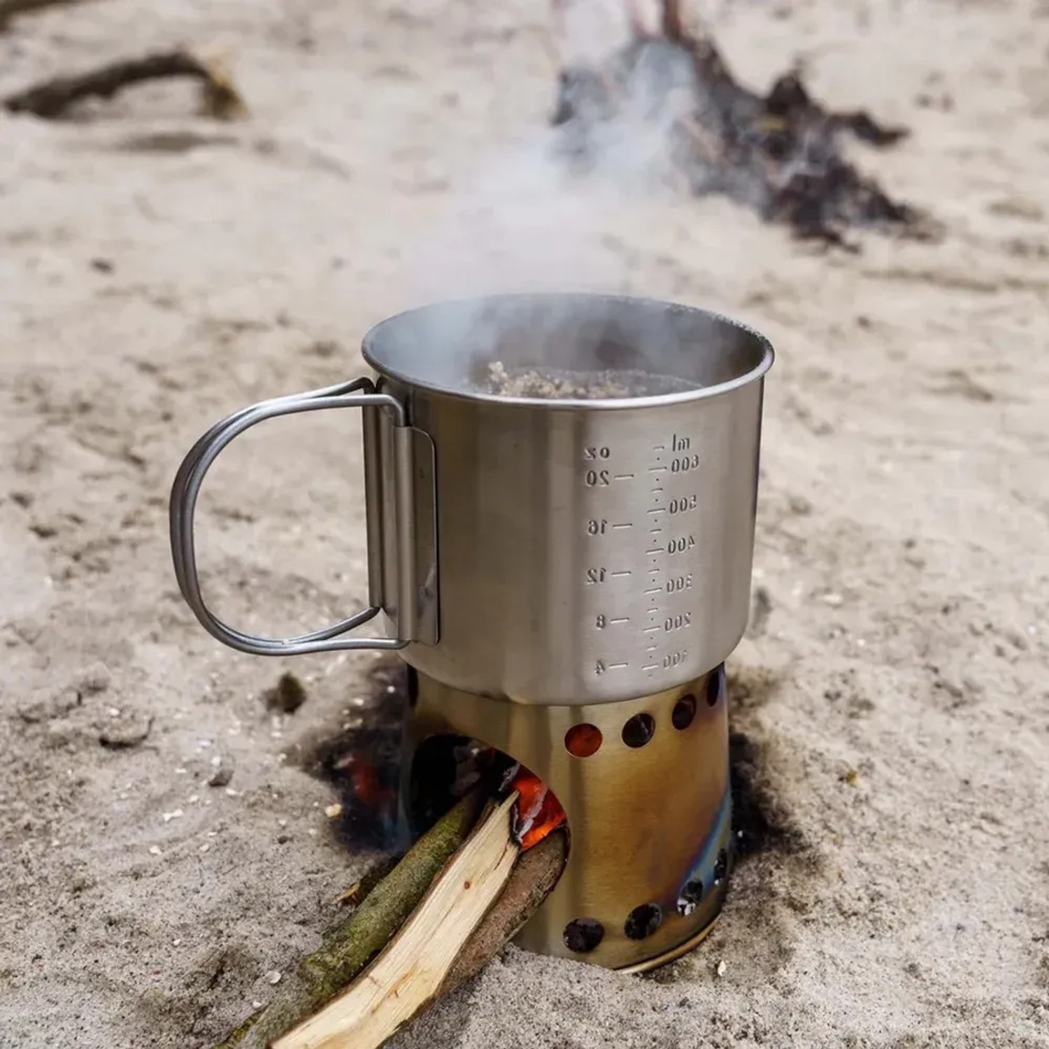 Petromax Kochbecher Stahl 750 ml auf Campingkocher mit Holzfeuer. Ideal für Outdoor-Abenteuer.