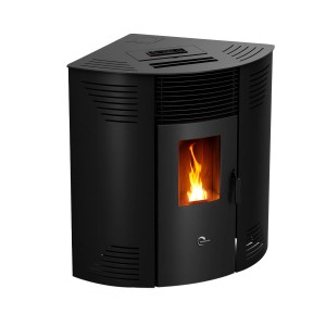 Schwarzer Sannover Eck-Pelletofen Iseos 12,2 kW mit sichtbarer Flamme. Moderner Ofen für effizientes Heizen.