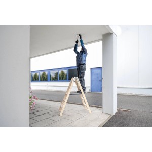 PROREGAL Holz-Stufenleiter, beidseitig begehbar, mit Arbeiter bei Montagearbeiten.