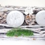 Länglicher Adventskranz aus Holz, weiß, mit Kerzenhaltern, Tannenzweigen und Zapfen.