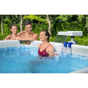 Flowclear™ Pool Wasserfall mit LED-Licht im Einsatz an einem Stahlrahmenpool mit Badegästen.