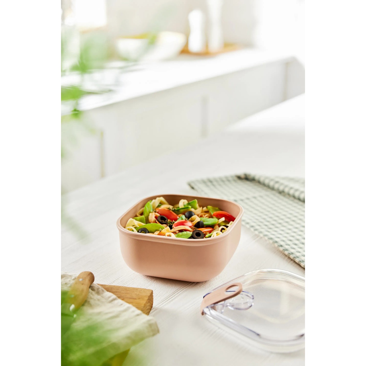 Rosa Rotho Frischhaltedose Ela 1 l mit Salatfüllung und transparentem Deckel.