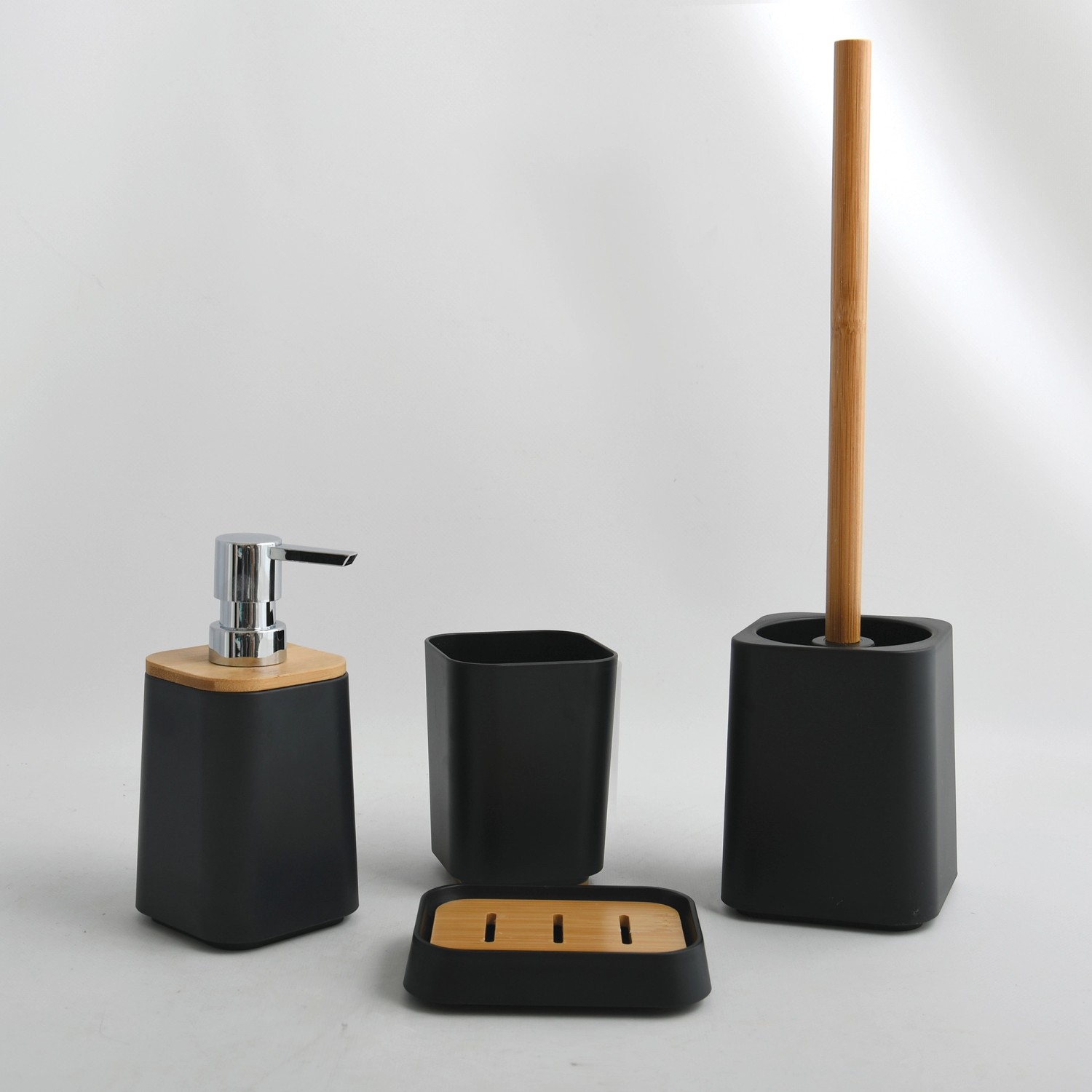 MSV Kamla Bad-Set: Seifenspender, Becher, Seifenschale & WC-Garnitur in Schwarz-Braun mit Bambus-Akzenten.