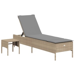 Beige Poly Rattan Sonnenliege mit Tisch und hellgrauer Auflage. Verstellbare Rückenlehne.