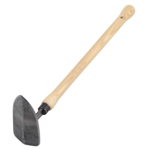 D&O Pflanzhacke mit Holzstiel zum Lockern und Lüften von Böden im Garten.