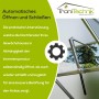 Automatischer Fensteröffner für Gewächshaus: Silberfarbener Mechanismus am geöffneten Fenster.